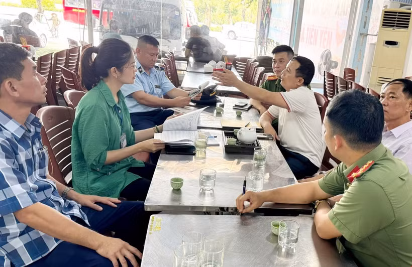 Đoàn kiểm tra liên ngành của thành phố Hạ Long ( Quảng Ninh) làm việc với nhà hàng Minh Phi 1 về hành vi xúc phạm du khách. (Ảnh: TTXVN phát)