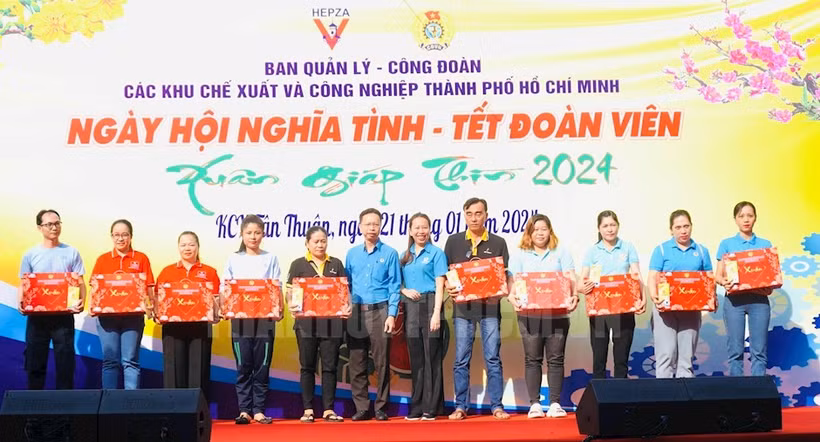 Bà Vũ Thế Vân trao quà Tết cho công nhân lao động tại Ngày hội. (Ảnh: Trang tin Điện tử Thành phố Hồ Chí Minh)