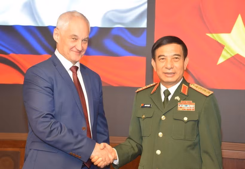 Bộ trưởng Bộ Quốc phòng Phan Văn Giang và Bộ trưởng Bộ Quốc phòng LB Nga Andrey Removich Belousov. (Ảnh: Quang Vinh/TTXVN)