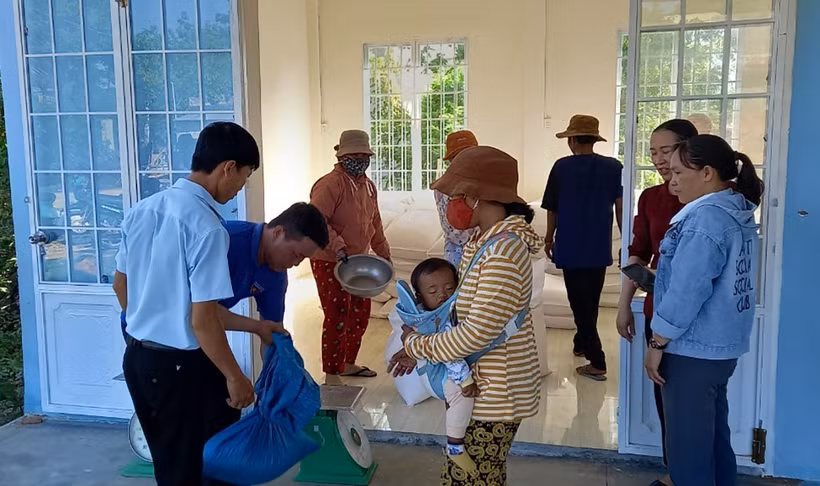 Cấp phát gạo hỗ trợ dịp giáp hạt năm 2024 cho đồng bào nghèo ở huyện Thuận Nam. (Ảnh: TTXVN phát)