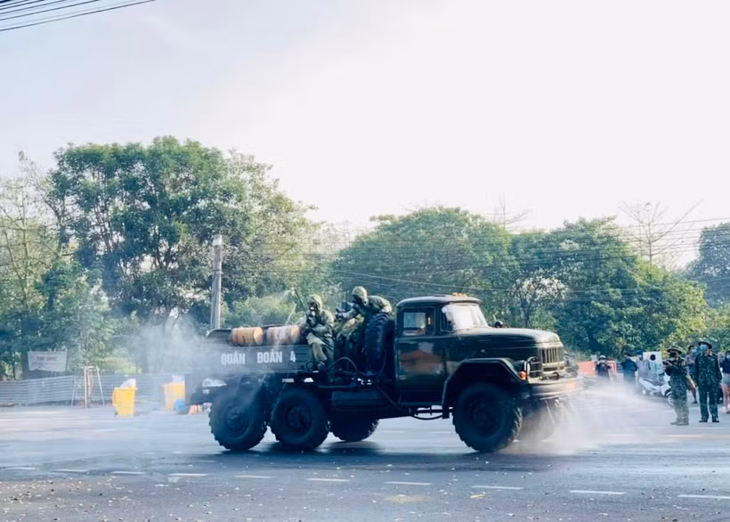 Bộ Tư lệnh Quân đoàn 4 ra quân phun khử khuẩn, làm sạch khuôn viên Trường Đại học Thủ Dầu Một, Bình Dương. (Ảnh: Chí Tưởng - Việt Hưng/TTXVN)