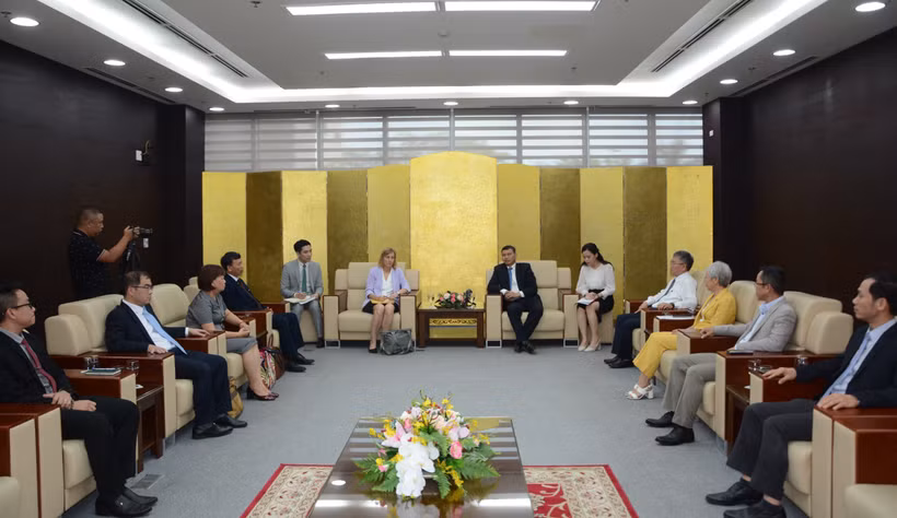 Phó Chủ tịch thường trực UBND thành phố Đà Nẵng Hồ Kỳ Minh chủ trì đón tiếp bà Susan Burns, Tổng lãnh sự Hoa Kỳ tại thành phố Hồ Chí Minh đến thăm và làm việc tại thành phố Đà Nẵng. (Ảnh: Văn Dũng/TTXVN)