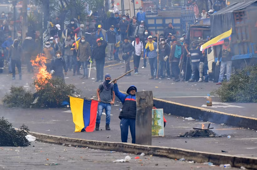 Biểu tình phản đối chính sách khắc khổ của chính phủ tại Quito, Ecuador, ngày 8/10. (Ảnh: AFP/TTXVN)