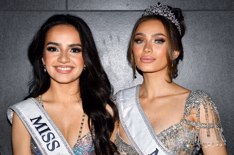 UmaSofia Srivastava và Noelia Voigt cùng từ bỏ vương miện. (Nguồn: Getty Images)