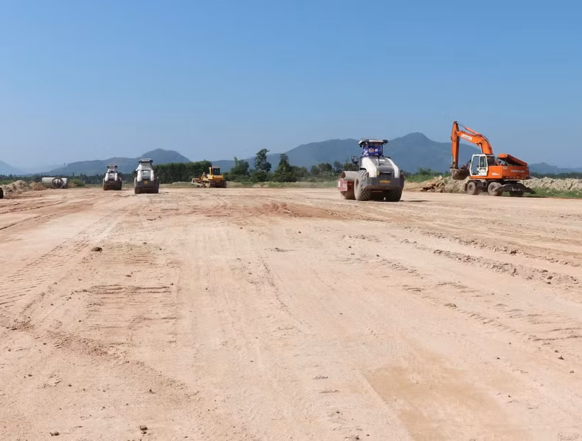 Thi công cao tốc Quảng Ngãi-Hoài Nhơn. (Ảnh: Phạm Cường/TTXVN)