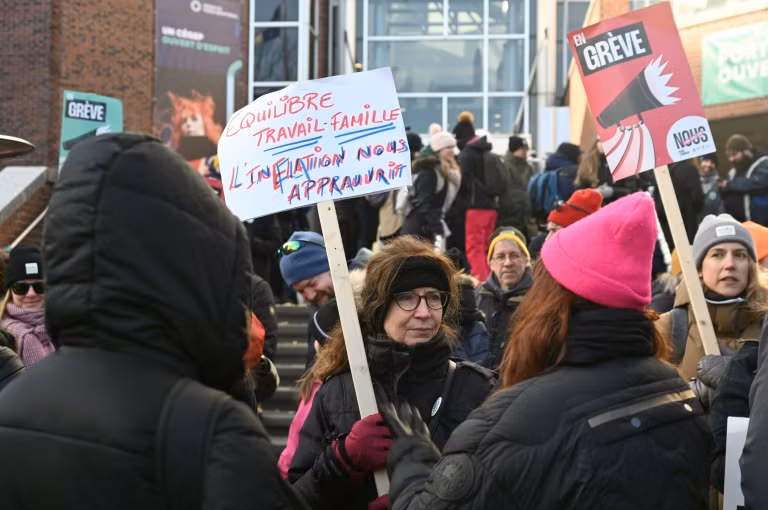 Người lao động ở tỉnh Quebec đình công đòi tăng lương. (Nguồn: AFP)