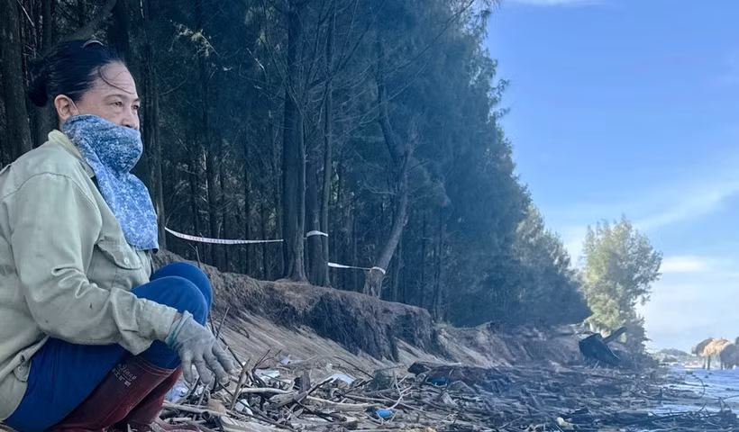 Bà Phan Thị Nhung ở thôn Văn Phong, xã Hoằng Trường, huyện Hoằng Hóa lo lắng trước tình trạng xâm thực biển. (Ảnh: Việt Hoàng/TTXVN)