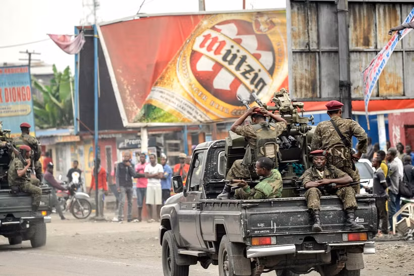 Binh sỹ CHDC Congo tuần tra trên đường phố tại Kinshasa. (Ảnh: AFP/TTXVN)