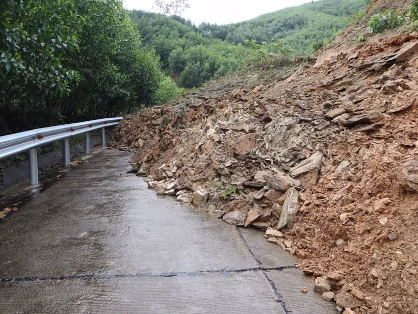 Sạt lở đất đá trên tỉnh lộ 624 tại khu vực đèo Eo Chim, xã Thanh An, huyện Minh Long. (Ảnh: TTXVN phát)