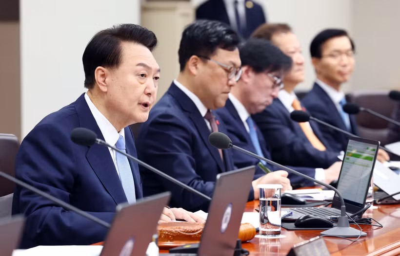 Tổng thống Hàn Quốc Yoon Suk Yeol (trái) phát biểu trong cuộc họp nội các ở Seoul, ngày 19/12/2023. (Ảnh: Yonhap/TTXVN)