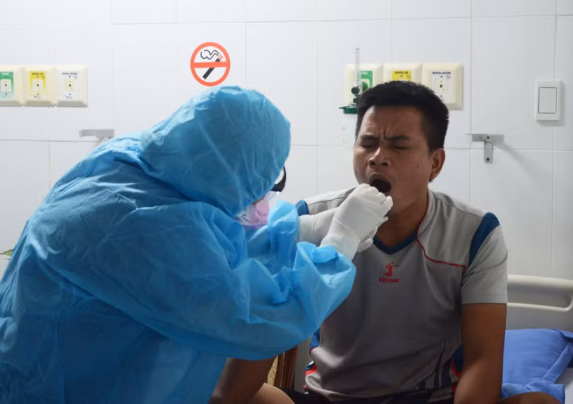 Nhân viên y tế bệnh viện 199 lấy mẫu xét nghiệm, thực hiện sàng lọc khi tiếp nhận bệnh nhân. (Ảnh: Văn Dũng/TTXVN)