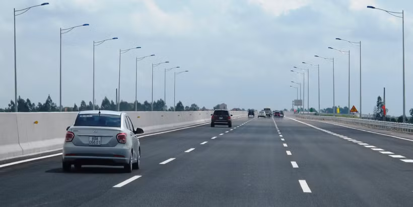 Phương tiện lưu thông trên một đoạn tuyến cao tốc đã được đưa vào vận hành, khai thác. (Ảnh: Việt Hùng/Vietnam+)