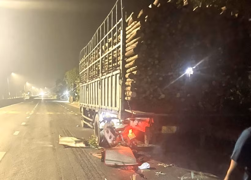 Hiện trường vụ tai nạn giao thông trên Quốc lộ 1 khiến 2 người tử vong tại chỗ. (Ảnh: TTXVN phát)