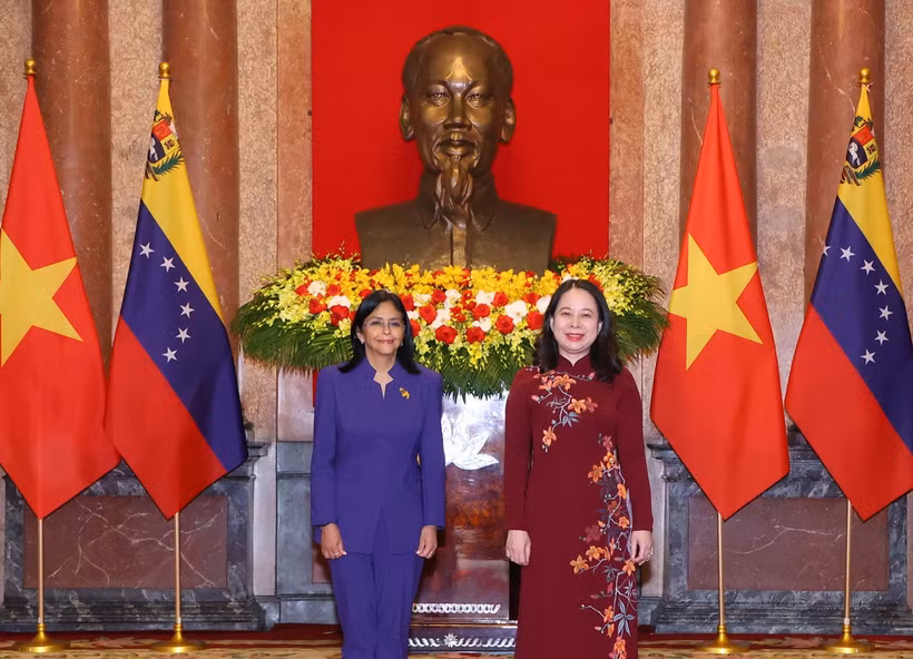 Phó Chủ tịch nước Võ Thị Ánh Xuân và Phó Tổng thống thường trực Cộng hòa Bolivar Venezuela Delcy Rodríguez Gómez chụp ảnh chung. (Ảnh: Văn Điệp/TTXVN)