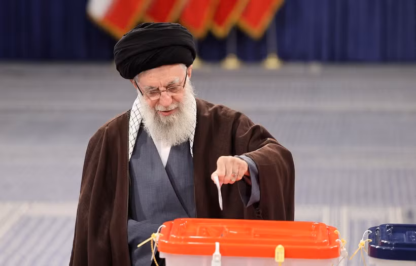 Đại giáo chủ Iran Ayatollah Ali Khamenei bỏ phiếu trong cuộc bầu cử Quốc hội tại điểm bầu cử ở Tehran ngày 1/3/2024. (Ảnh: AFP/TTXVN)