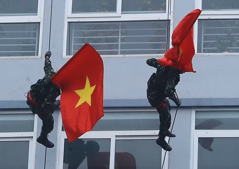 Bộ đội Đặc công huấn luyện tấn công lực lượng khủng bố, giải thoát con tin trong nhà cao tầng. (Ảnh: Trọng Đức/TTXVN)