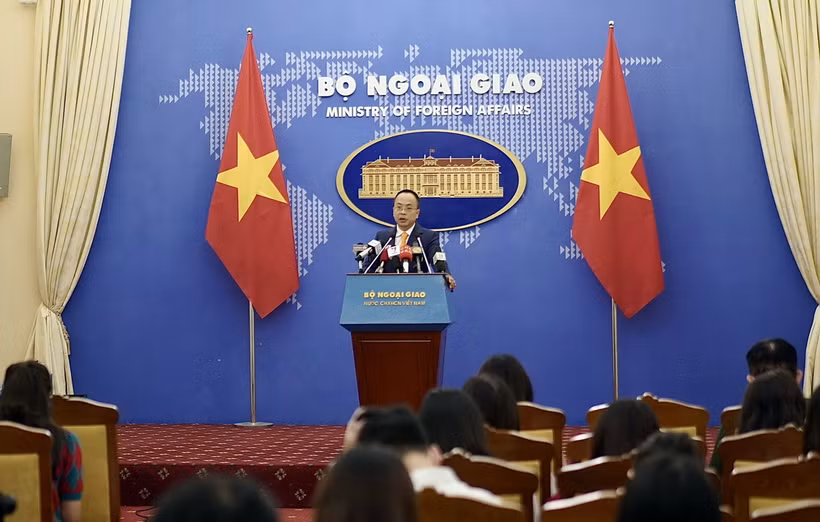 Phó Phát ngôn Bộ Ngoại giao Việt Nam Đoàn Khắc Việt trả lời câu hỏi của các cơ quan báo chí. (Ảnh: Quỳnh Anh/TTXVN phát)