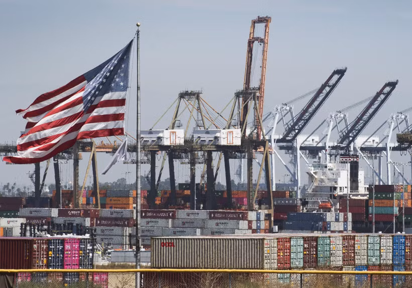 Hàng hóa từ Trung Quốc và các nước châu Á khác chờ bốc dỡ tại Cảng Los Angeles, bang California, Mỹ. (Ảnh: AFP/TTXVN)