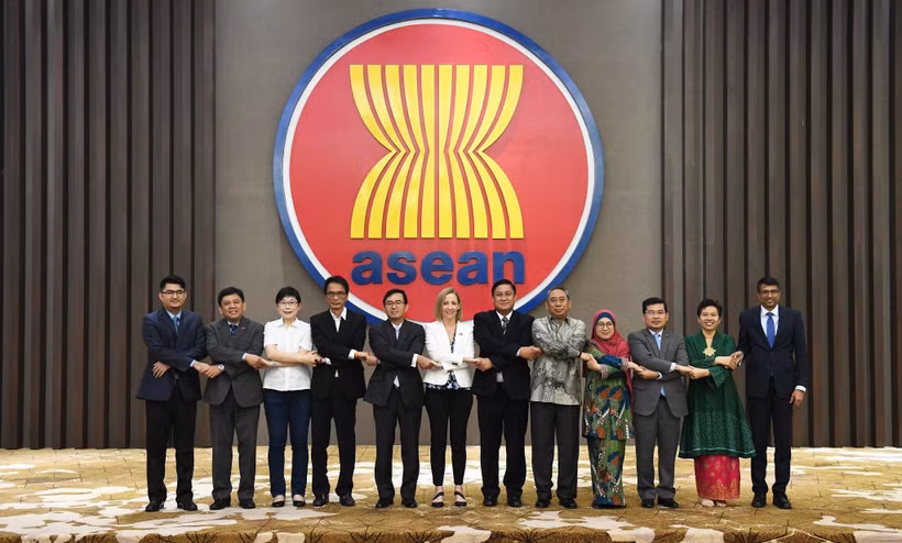 Các đại biểu chụp ảnh tại Cuộc họp lần thứ 11 Ủy ban hợp tác chung (JCC) ASEAN-Hoa Kỳ. (Ảnh: TTXVN phát)