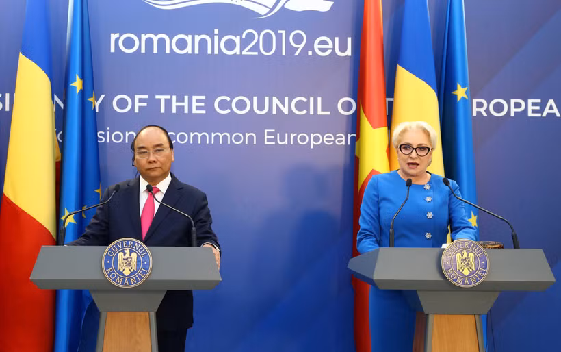 Thủ tướng Nguyễn Xuân Phúc và Thủ tướng Romania Viorica Dancila họp báo thông báo kết quả hội đàm giữa hai nước. (Ảnh: Thống Nhất –TTXVN)