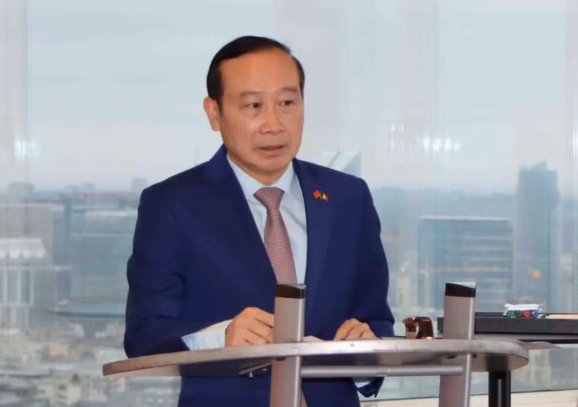 Bí thư Đảng ủy, Đại sứ Việt Nam tại Vương quốc Bỉ Nguyễn Văn Thảo chủ trì buổi sinh hoạt chính trị. (Ảnh: Hương Giang/TTXVN)