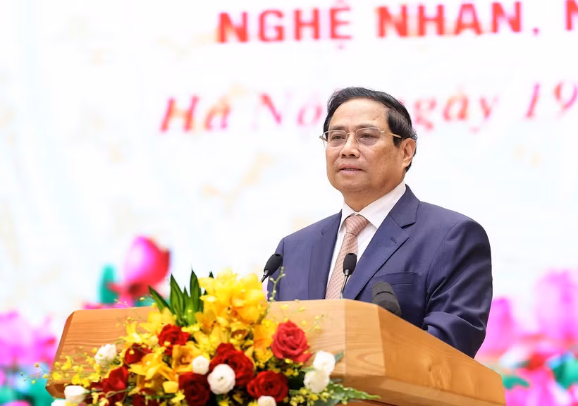Thủ tướng Phạm Minh Chính chúc mừng các đại biểu già làng, trưởng bản, nghệ nhân và người có uy tín tiêu biểu. (Ảnh: Dương Giang/TTXVN)