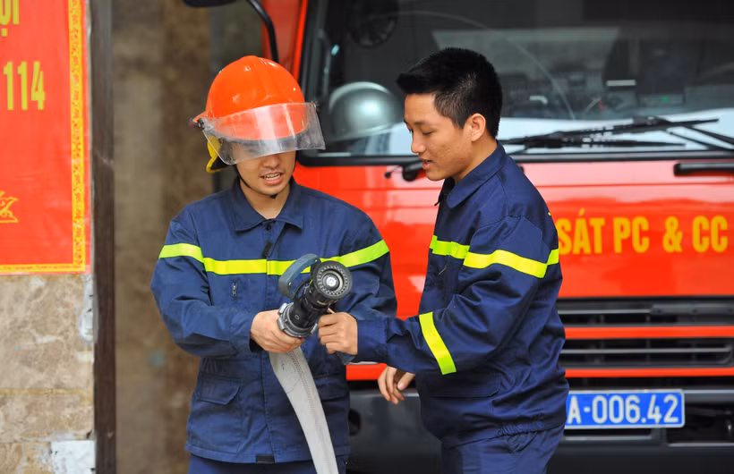 Trung úy Vũ Ngọc Hoàng (phải) hướng dẫn nghiệp vụ cho chiến sỹ mới tại đơn vị. (Ảnh: Minh Đức/TTXVN)