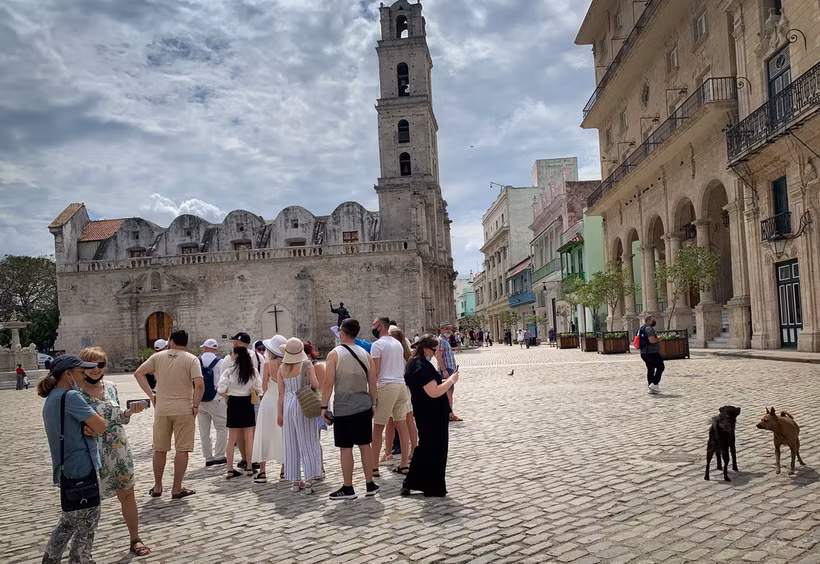 Khách du lịch Nga tham quan thủ đô La Habana, Cuba. (Ảnh: AFP/TTXVN)