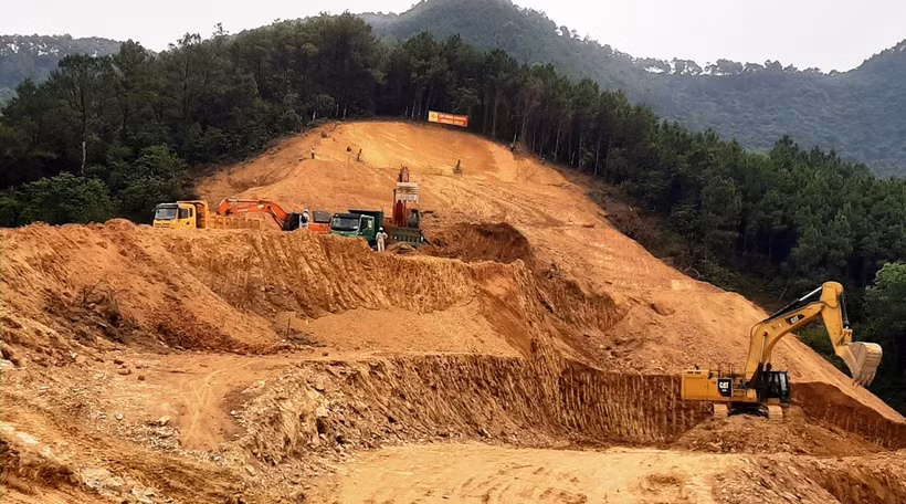 Dự án cao tốc Vĩnh Hảo-Phan Thiết vẫn còn đang thiếu nguồn cung cấp đất đắp lên tới khoảng 920.000m3. (Ảnh: Việt Hùng/Vietnam+)