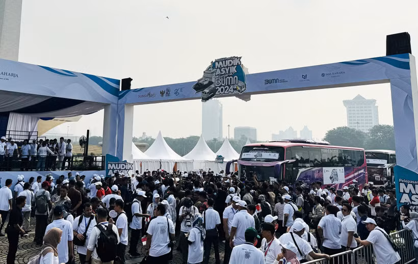Người dân được hỗ trợ đưa về quê bằng xe buýt miễn phí. (Ảnh: Đỗ Quyên/TTXVN)