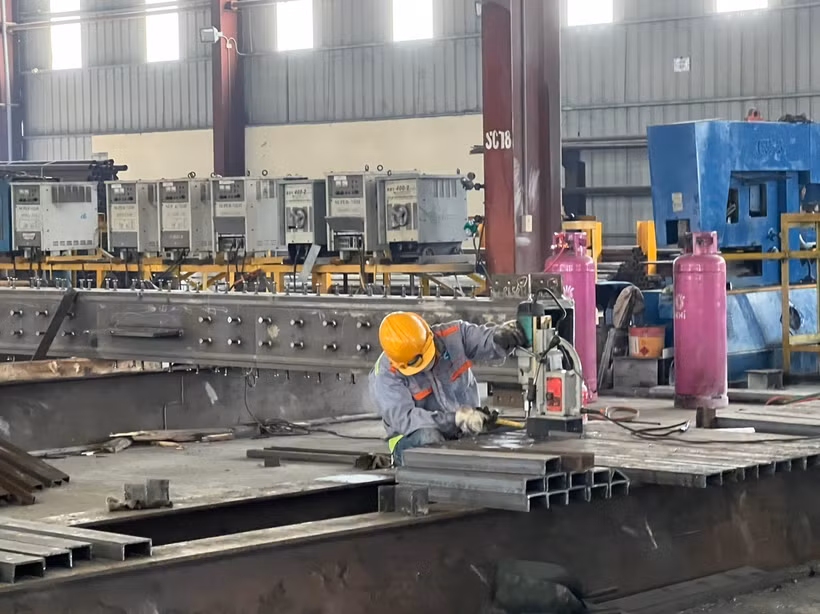 Công nhân trong giờ làm việc tại Công ty Cổ phần kết cấu thép Minh Trị, thị xã Phú Mỹ. (Ảnh: Hoàng Nhị/TTXVN)