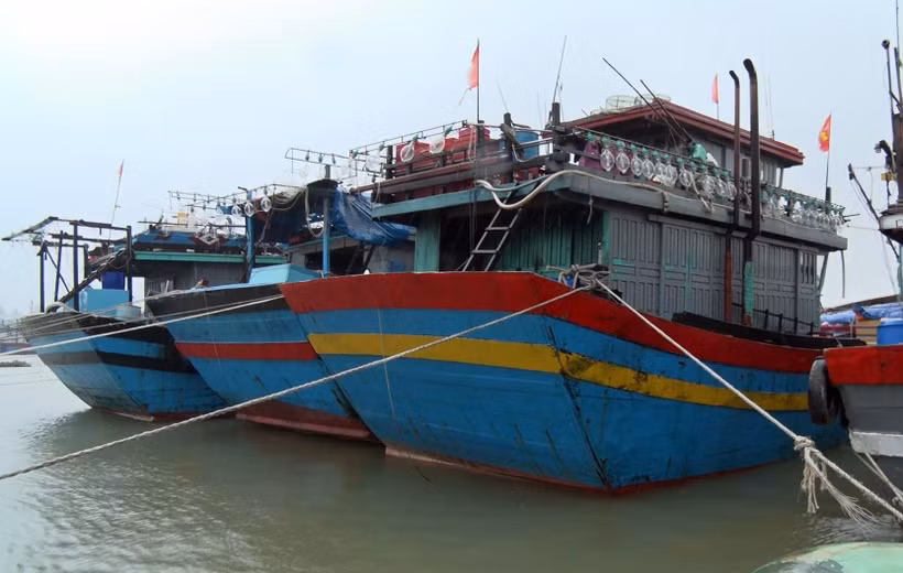 Các tàu cá neo đậu tránh trú bão số 13 tại âu thuyền xã Phú Hải, huyện Phú Vang. (Ảnh: Đỗ Trưởng/TTXVN)