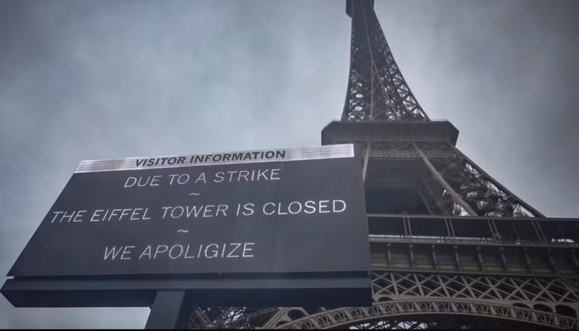 Nhân viên làm việc tại tháp Eiffel đình công từ ngày 19/2/ (Ảnh: AFP)