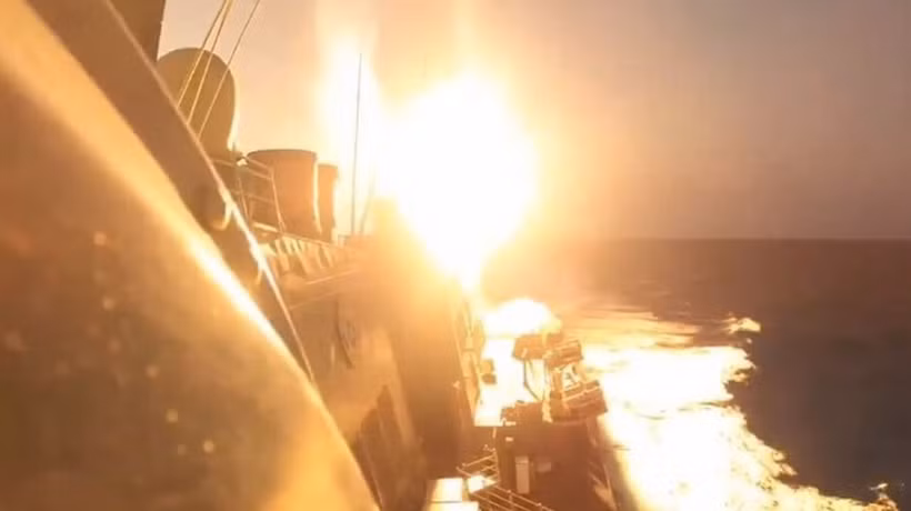 Tàu khu trục USS Carney bắn hạ một máy bay không người lái do Yemen phóng trên Biển Đỏ, tháng 12/2023 (Ảnh: USN)
