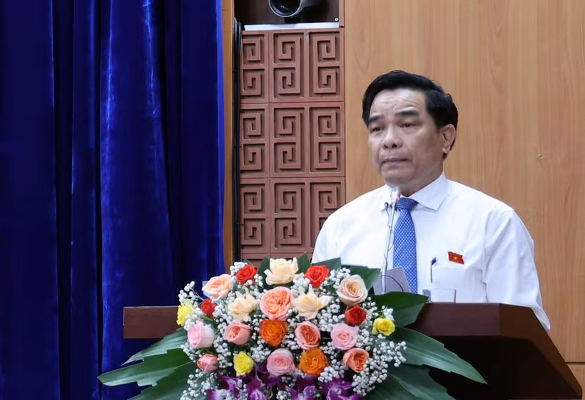 Ông Lê Văn Dũng phát biểu nhậm chức Chủ tịch Ủy ban Nhân dân tỉnh Quảng Nam nhiệm kỳ 2021-2026. (Ảnh Trần Tĩnh/TTXVN)