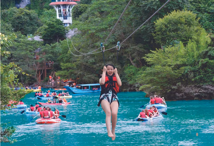 Du khách trải nghiệm các trò chơi tại Khu du lịch Sông Chày-Hang tối (Vườn Quốc gia Phong Nha-Kẻ Bàng). (Ảnh: TTXVN phát)