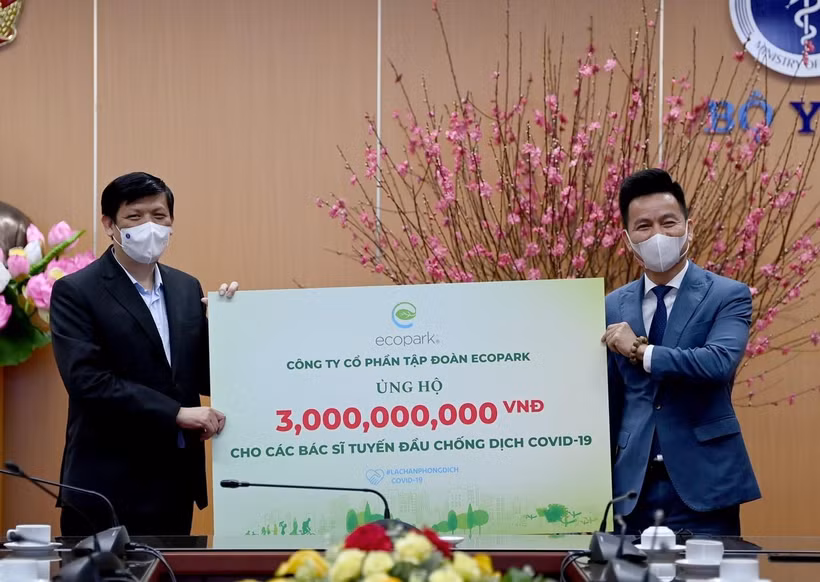 Ông Trần Quốc Việt, Tổng Giám đốc Ecopark (phải) trao tặng 3 tỷ đồng cho các bác sỹ tuyến đầu chống dịch COVID-19.