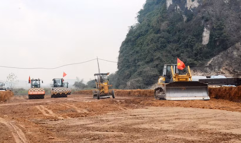 Nhà thầu thi công đắp nền đường Dự án Cao tốc Bắc-Nam giai đoạn 2021-2025. (Ảnh: Việt Hùng/Vietnam+)