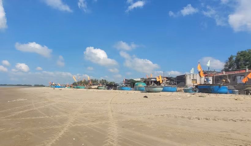 Trước đây, các cơ sở chế biến cá xả trực tiếp nước thải xuống bãi biển khu vực ao Hải Hà, khiến nơi đây trở thành "điểm đen" về ô nhiễm, đến nay, huyện Long Điền đã kiểm soát tốt môi trường tại khu vực này. (Ảnh: Hoàng Nhị/TTXVN) 