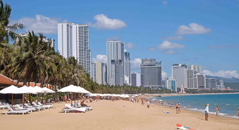 Bãi biển dọc đường Trần Phú (thành phố Nha Trang) rất đông du khách trưa 27/2. (Ảnh: Nguyễn Dũng/TTXVN)