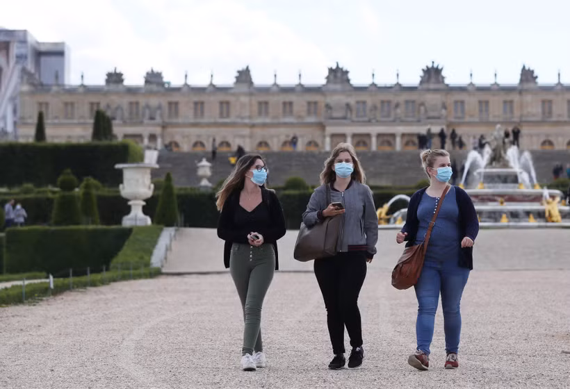 Người dân đeo khẩu trang phòng dịch COVID-19 tại Paris, Pháp. (Ảnh: THX/TTXVN)