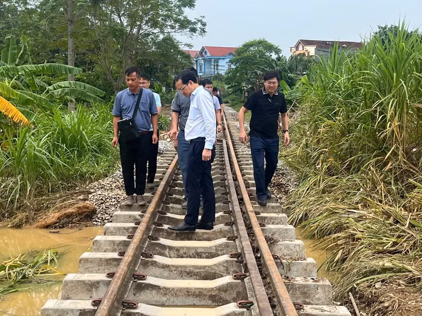 Đường sắt Yên Viên-Lào Cai bị sạt lở nặng nề, còn trơ mỗi đường ray. (Ảnh: PV/Vietnam+)