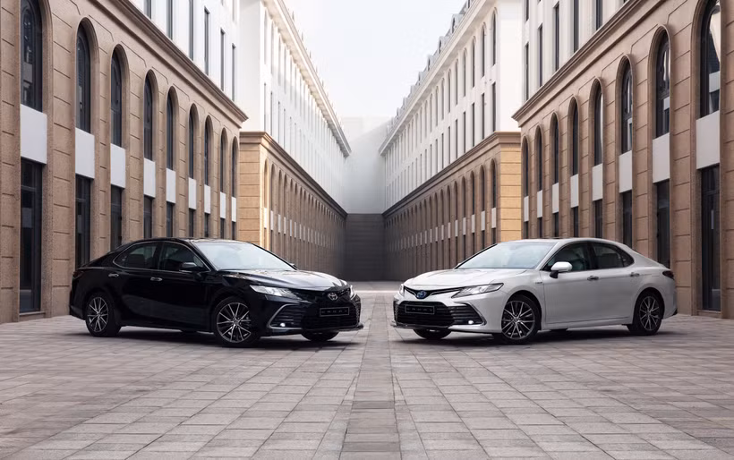 Hai mẫu xe Camry 2.0Q và 2.5HV hoàn toàn mới. (Ảnh nguồn: TMV)