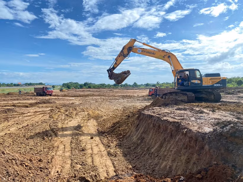 Nhà đầu tư thi công nền mặt bằng một trạm dừng nghỉ trên tuyến cao tốc Bắc-Nam phía Đông. (Ảnh: Việt Hùng/Vietnam+)