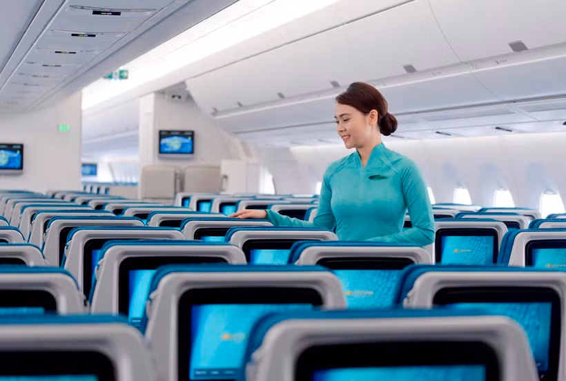 Tiếp viên Vietnam Airlines phục vụ tận tâm, tận tình với hành khách là hình ảnh đẹp của hãng hàng không Quốc gia Việt Nam. (Ảnh: CTV/Vietnam+) 