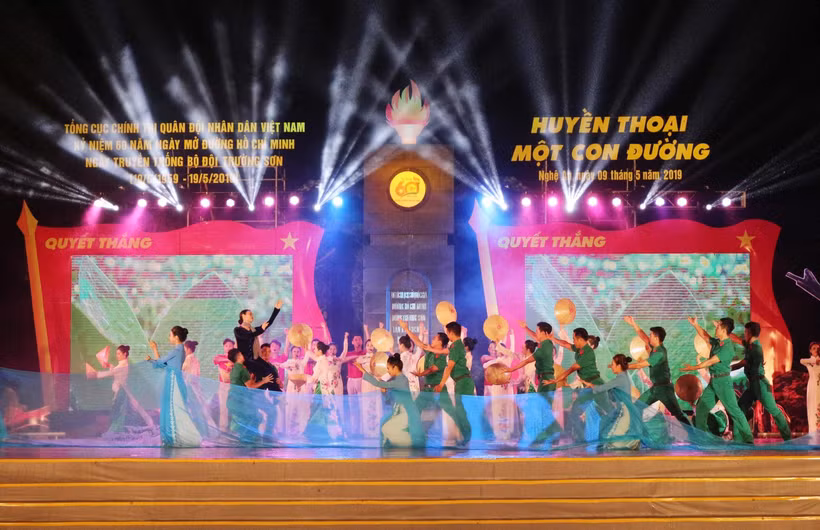Chương trình văn nghệ kỷ niệm Ngày mở đường Hồ Chí Minh. (Ảnh: Nguyễn Oanh/TTXVN)