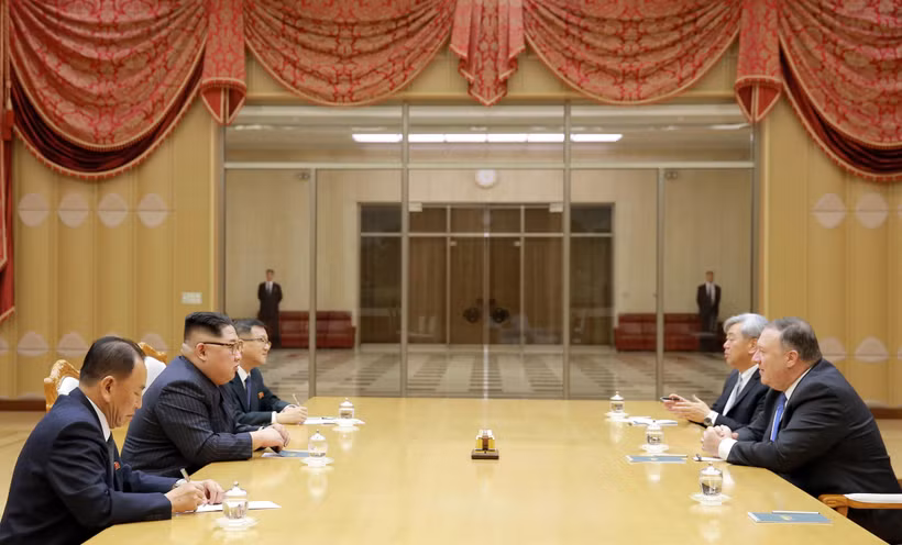 Ngoại trưởng Mỹ Mike Pompeo (phải) trong chuyến thăm Triều Tiên hội kiến nhà lãnh đạo Kim Jong-un (thứ 2, trái) tại Bình Nhưỡng ngày 10/5/2018. (Ảnh: AFP/TTXVN) 