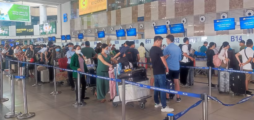 Hành khách làm thủ tục máy bay tại Sân bay Nội Bài. (Ảnh: Hoài Nam/Vietnam+)