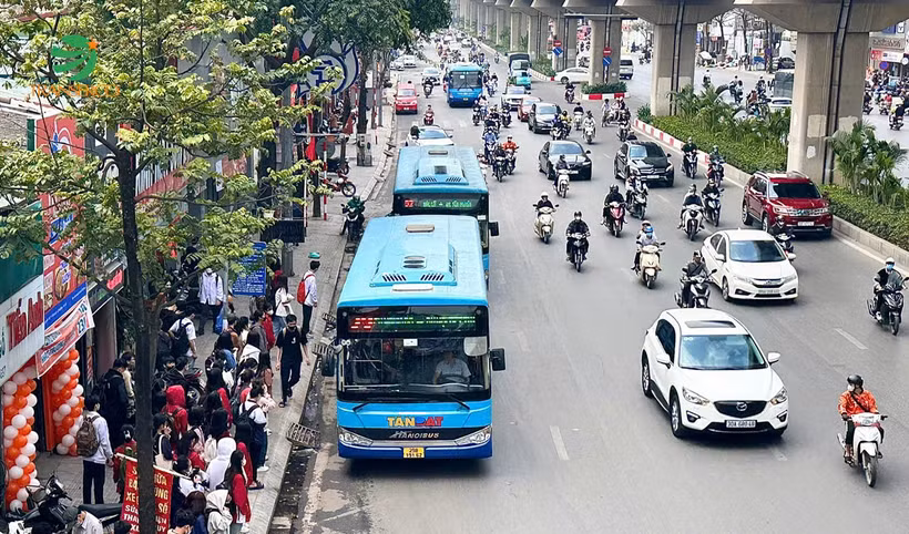 Xe buýt vẫn là phương tiện vận tải công cộng chủ lực của thành phố Hà Nội. (Ảnh: PV/Vietnam+)