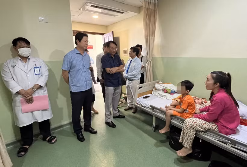 Lãnh đạo tỉnh Đồng Tháp và thành phố Hồng Ngự đến thăm các bệnh nhân nghi ngờ ngộ độc thực phẩm đang điều trị tại bệnh viện. (Ảnh: Nhựt An/TTXVN)